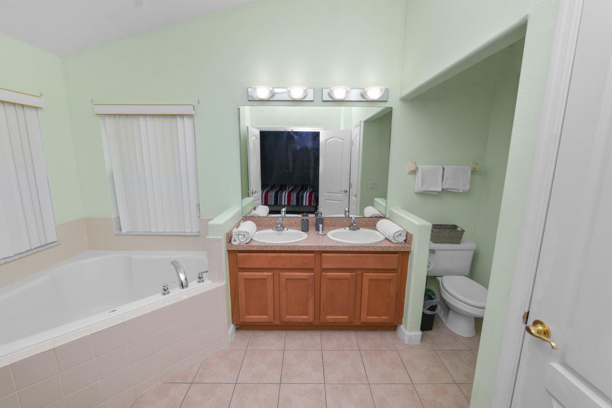 Near - Private Pool, Bbq & Hot Tub *